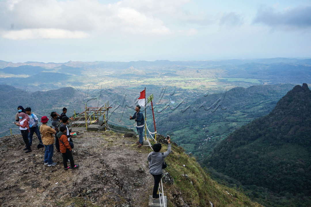 Pengunjung mengabadikan momennya di kawasan wisata Lappa Laona, Kabupaten Barru, Sulawesi Selatan, (09/08/2020). Masyarakat berbangga dengan wisata nusantara yang alamnya mempesona. Banyak daerah-daerah di Indonesia yang dianugerahi aset sumber daya alam yang eksotis. Keindahan alam yang indah, keanekaragaman flora dan fauna.