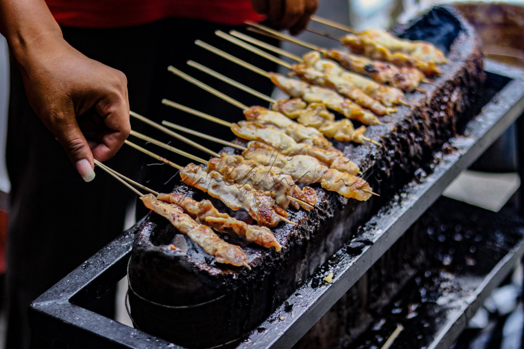 Ketika anda mendengar kata sate, maka yang pertama kali terlintas dipikiran anda adalah sate Madura. Secara umum sate memang telah dikenal sebagai makanan khas dari Madura. Banyak orang-orang Madura yang berjualan sate hingfa ke seluruh pelosok nusantara, bahkan penjual sate Madura ini juga sudah tersebar luas di luar negeri seperti Eropa, Australia, dan berbagai negara di Asia.