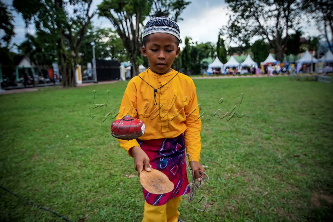 Merupakan Permainan Tradisional. Bagasing terbuat dari bahan kayu. Memainkannya dengan seutas tali diikat pada gasimg dan dilemparkan ke dalam arena.