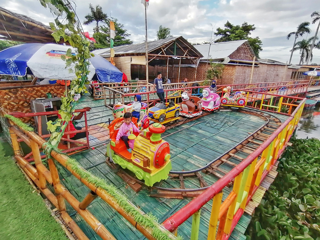 Berkunjung ke Kampung Wisata Pinggir Rawa, Hidden Paradise-nya Kota Tangerang
<div>Buat kamu yang bosan main di mall aja, bisa banget lho berkunjung ke Hidden Paradise-nya Kota Tangerang (Kampung Pinggir Rawa)</div>