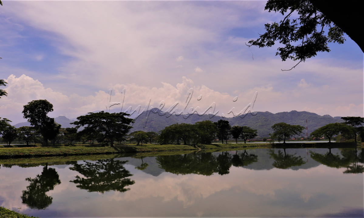 Tidak jauh dari Bandung, di sebelah selatan terdapat danau yang sebenarnya Instalasi Pengolahan Air Limbah (IPAL). Keindahan alamnya bikin orang betah buat ngadem. Orang mengenalnya sebagai situ Cikoneng