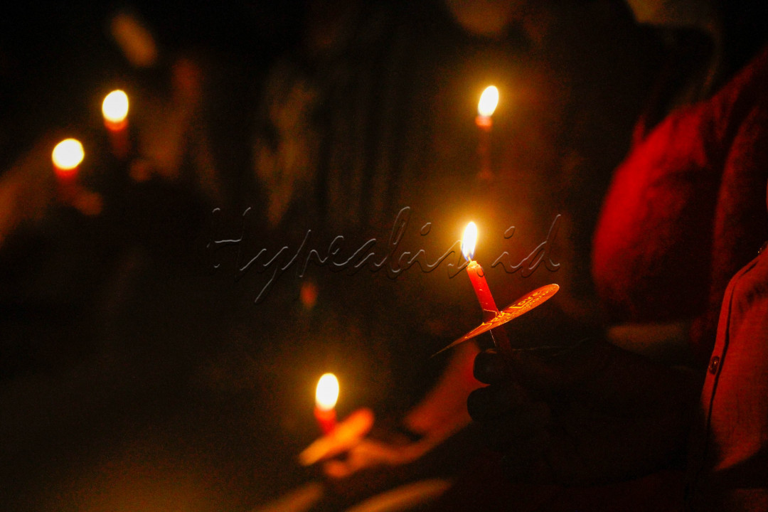 Umat kristiani mengikuti ibadah malam Natal di Gereja Immanuel, Jakarta, Jumat (24/12). Ibadah Natal 2021 digelar secara daring dan luring dengan protokol kesehatan yang ketat.