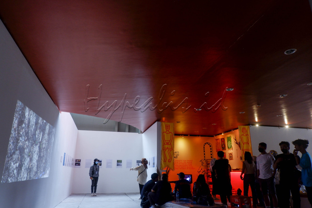 <div>Pengunjung menyaksikan pemutaran film karya seniman yang tergabung dalam Cut and Rescue pada pameran bertajuk Ring Project, Metafore about Island sebagai rangkaian acara Jakarta Biennale 2021 di Museum Nasional, Jakarta, Jumat (7/1). Mengusung tema Metaphors About Islands, terdapat 20 seniman dan kolektif seni dari Bangkok, Bangladesh, Hanoi, Jakarta, Kathmandu, Kuala Lumpur, Phnom Penh, dan Taipei yang bersanding dengan 22 kolektif seni Indonesia yang merupakan peserta Gudskul Studi Kolektif dan Ekosistem Seni Rupa Kontemporer angkatan ketiga 2020/2021. Pameran ini digelar hingga 21 Januari 2021.</div>