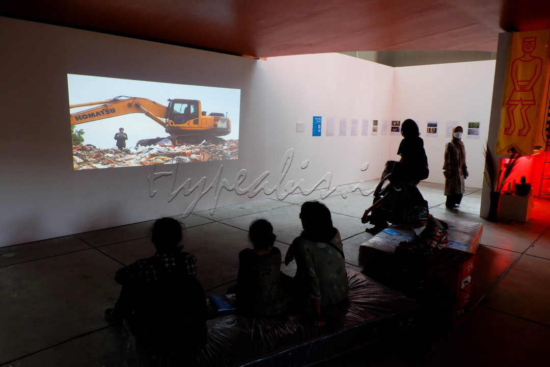 Pengunjung menyaksikan pemutaran film karya seniman yang tergabung dalam Cut and Rescue pada pameran bertajuk Ring Project, Metafore about Island sebagai rangkaian acara Jakarta Biennale 2021 di Museum Nasional, Jakarta, Jumat (7/1). Mengusung tema Metaphors About Islands, terdapat 20 seniman dan kolektif seni dari Bangkok, Bangladesh, Hanoi, Jakarta, Kathmandu, Kuala Lumpur, Phnom Penh, dan Taipei yang bersanding dengan 22 kolektif seni Indonesia yang merupakan peserta Gudskul Studi Kolektif dan Ekosistem Seni Rupa Kontemporer angkatan ketiga 2020/2021. Pameran ini digelar hingga 21 Januari 2021.