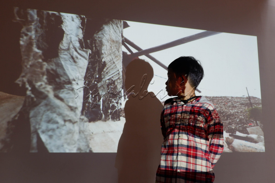 Pengunjung menyaksikan pemutaran film karya seniman yang tergabung dalam Cut and Rescue pada pameran bertajuk Ring Project, Metafore about Island sebagai rangkaian acara Jakarta Biennale 2021 di Museum Nasional, Jakarta, Jumat (7/1). Mengusung tema Metaphors About Islands, terdapat 20 seniman dan kolektif seni dari Bangkok, Bangladesh, Hanoi, Jakarta, Kathmandu, Kuala Lumpur, Phnom Penh, dan Taipei yang bersanding dengan 22 kolektif seni Indonesia yang merupakan peserta Gudskul Studi Kolektif dan Ekosistem Seni Rupa Kontemporer angkatan ketiga 2020/2021. Pameran ini digelar hingga 21 Januari 2021.