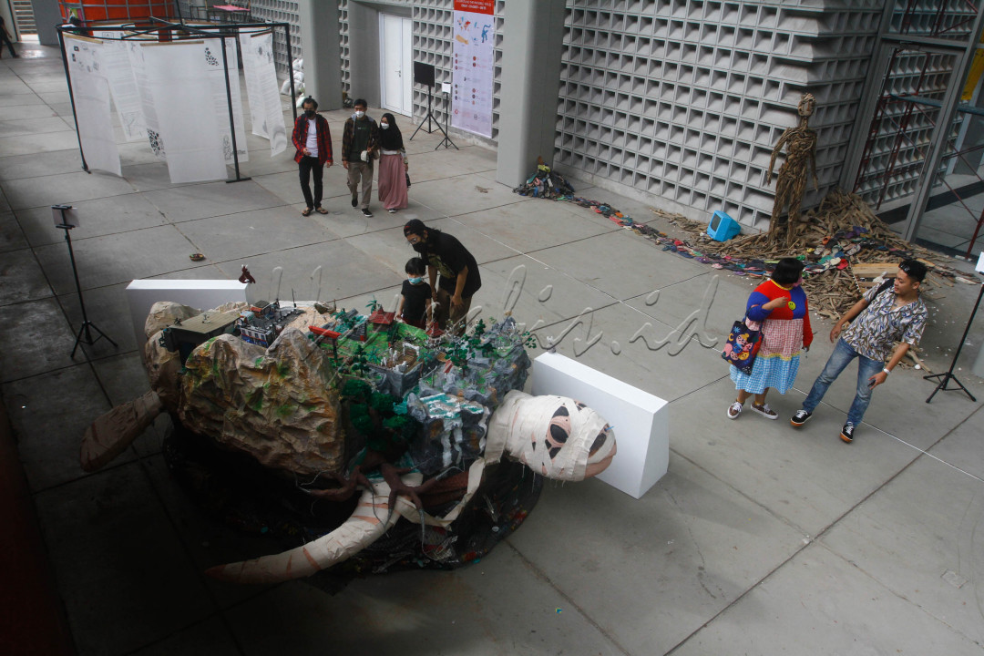 <br />
Pengunjung mengamati salah satu karya pada pameran bertajuk Ring Project, Metafore about Island sebagai rangkaian acara Jakarta Biennale 2021 di Museum Nasional, Jakarta, Jumat (7/1). Mengusung tema Metaphors About Islands, terdapat 20 seniman dan kolektif seni dari Bangkok, Bangladesh, Hanoi, Jakarta, Kathmandu, Kuala Lumpur, Phnom Penh, dan Taipei yang bersanding dengan 22 kolektif seni Indonesia yang merupakan peserta Gudskul Studi Kolektif dan Ekosistem Seni Rupa Kontemporer angkatan ketiga 2020/2021. Pameran ini digelar hingga 21 Januari 2021.