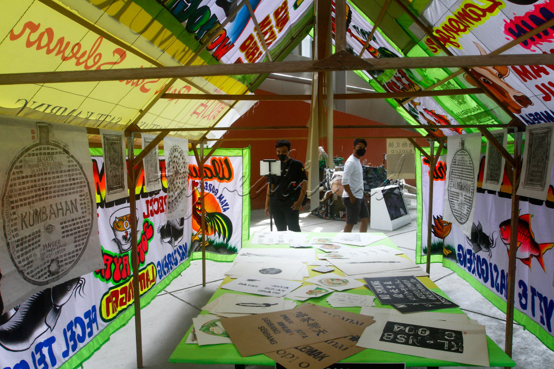 Pengunjung mengamati salah satu karya pada pameran bertajuk Ring Project, Metafore about Island sebagai rangkaian acara Jakarta Biennale 2021 di Museum Nasional, Jakarta, Jumat (7/1). Mengusung tema Metaphors About Islands, terdapat 20 seniman dan kolektif seni dari Bangkok, Bangladesh, Hanoi, Jakarta, Kathmandu, Kuala Lumpur, Phnom Penh, dan Taipei yang bersanding dengan 22 kolektif seni Indonesia yang merupakan peserta Gudskul Studi Kolektif dan Ekosistem Seni Rupa Kontemporer angkatan ketiga 2020/2021. Pameran ini digelar hingga 21 Januari 2021.
