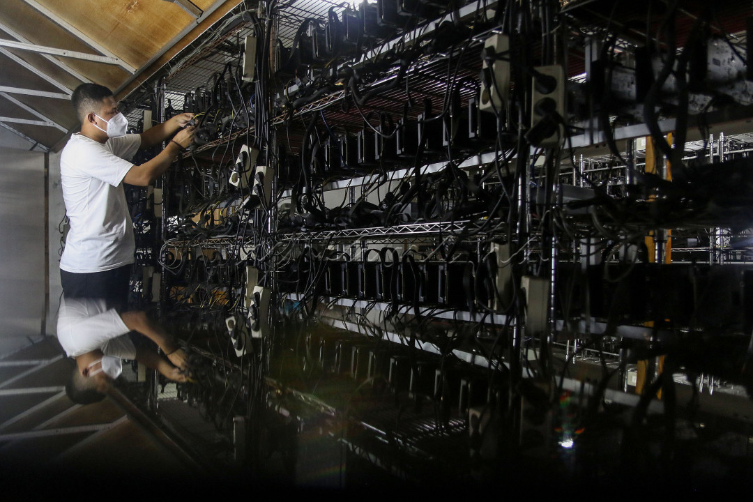 <br />
Karyawan beraktivitas di lokasi Mining farm<br />
<br />
