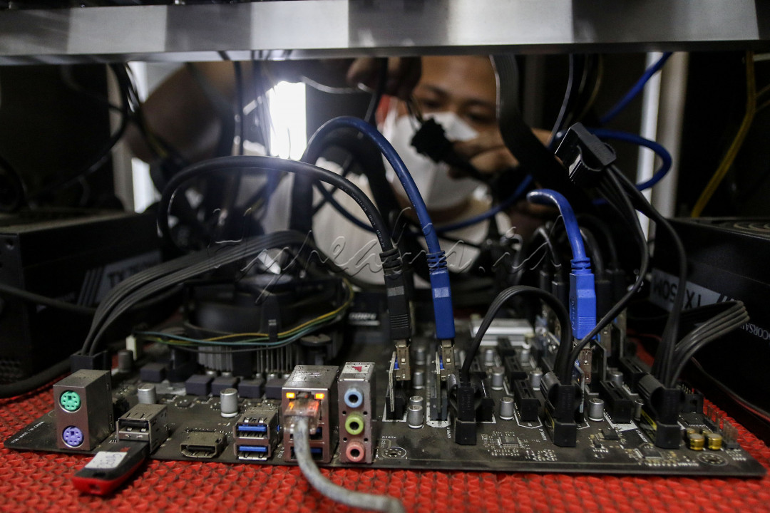  <br />
Karyawan beraktivitas di lokasi Mining farm<br />
<br />
