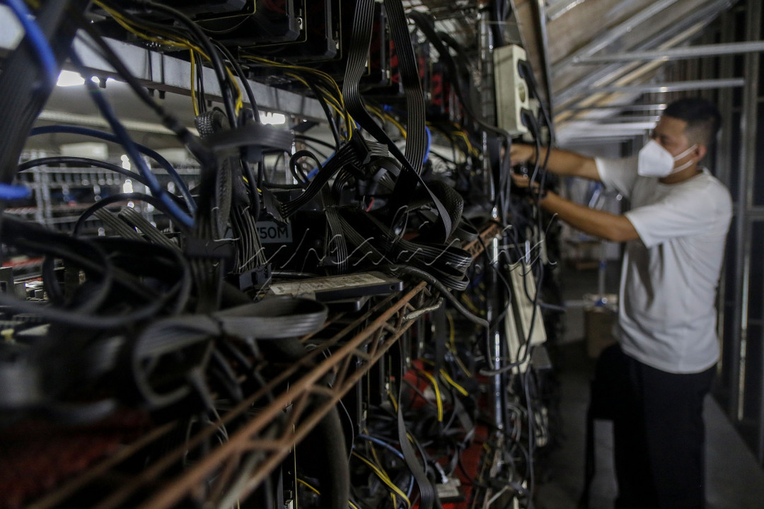  <br />
Karyawan beraktivitas di lokasi Mining farm<br />
<br />
