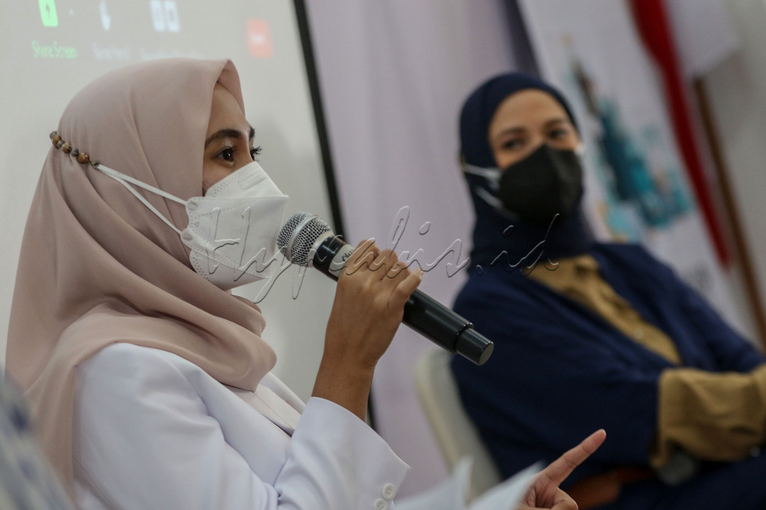 Dokter Spesialis Gizi Brawijaya Hospital Saharjo, Melyarna Putri (kiri) bersama dengan Public Figure, Andhara Early Astrawinata (kanan) memberikan pemaparan saat acara Healthy Class-Clean Eating di Auditorium Brawijaya Hospital Saharjo, Jakarta, Kamis (27/1/2022). Kelas edukasi kesehatan tersebut membahas mengenai gaya hidup clean eating sebagai pola makan yang bertujuan untuk menurunkan berat badan, sekaligus mengatur pola hidup yang sesuai dengan kesehatan.<br />
