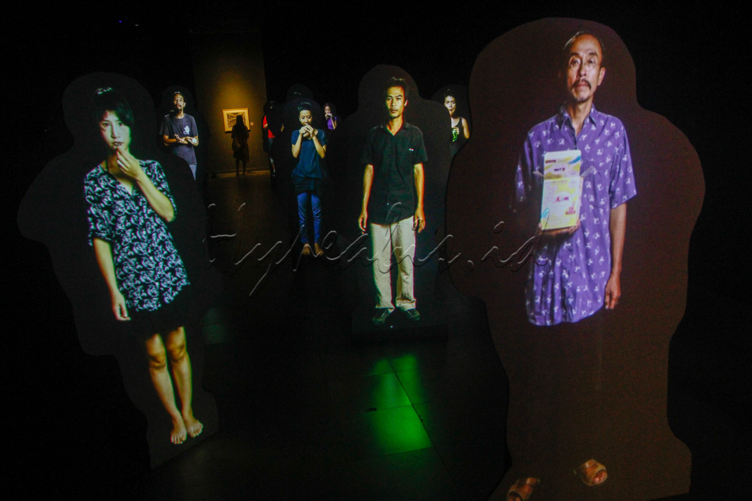 Pengunjung melihat karya seni yang ditampilkan dalam pameran bertajuk Para Sekutu yang Tidak Bisa Berkata Tidak di Galeri Nasional Indonesia, Jakarta, Kamis (3/2). Pameran yang diinisasi oleh Galeri Nasional Indonesia dan Goethe-Institut Indonesien ini berlangsung hingga 27 Februari 2022. Karya seni dalam pameran tersebut merupakan pilihan sejumlah koleksi seni dari Galeri Nasional Indonesia, Hamburger Bahnhof Museum fur Gegenwart Berlin, MAIIAM Contemporary Art Museum, Singapore Art Museum, Museum Seni Rupa dan Keramik, UP Museum Seni, dan beberapa koleksi pribadi serta arsip-arsip bersejarah. <br />
