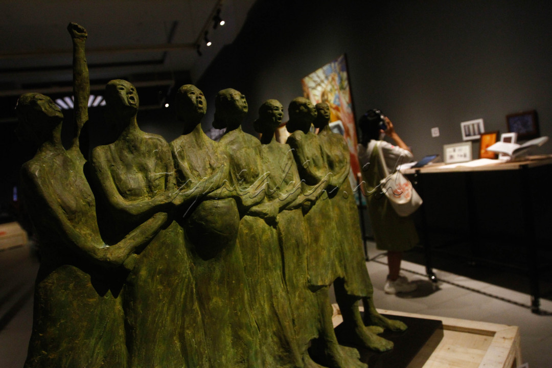 Pengunjung melihat karya seni yang ditampilkan dalam pameran bertajuk Para Sekutu yang Tidak Bisa Berkata Tidak di Galeri Nasional Indonesia, Jakarta, Kamis (3/2). Pameran yang diinisasi oleh Galeri Nasional Indonesia dan Goethe-Institut Indonesien ini berlangsung hingga 27 Februari 2022. Karya seni dalam pameran tersebut merupakan pilihan sejumlah koleksi seni dari Galeri Nasional Indonesia, Hamburger Bahnhof Museum fur Gegenwart Berlin, MAIIAM Contemporary Art Museum, Singapore Art Museum, Museum Seni Rupa dan Keramik, UP Museum Seni, dan beberapa koleksi pribadi serta arsip-arsip bersejarah. <br />

