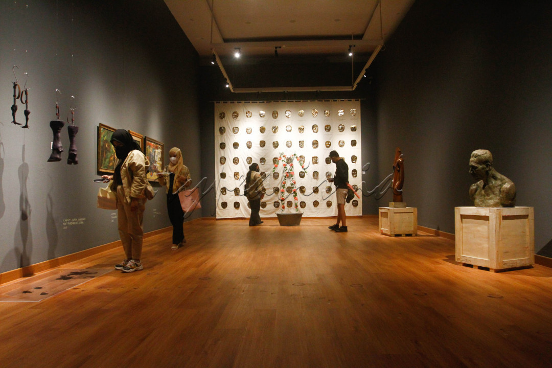 Pengunjung melihat karya seni yang ditampilkan dalam pameran bertajuk Para Sekutu yang Tidak Bisa Berkata Tidak di Galeri Nasional Indonesia, Jakarta, Kamis (3/2). Pameran yang diinisasi oleh Galeri Nasional Indonesia dan Goethe-Institut Indonesien ini berlangsung hingga 27 Februari 2022. Karya seni dalam pameran tersebut merupakan pilihan sejumlah koleksi seni dari Galeri Nasional Indonesia, Hamburger Bahnhof Museum fur Gegenwart Berlin, MAIIAM Contemporary Art Museum, Singapore Art Museum, Museum Seni Rupa dan Keramik, UP Museum Seni, dan beberapa koleksi pribadi serta arsip-arsip bersejarah. <br />
