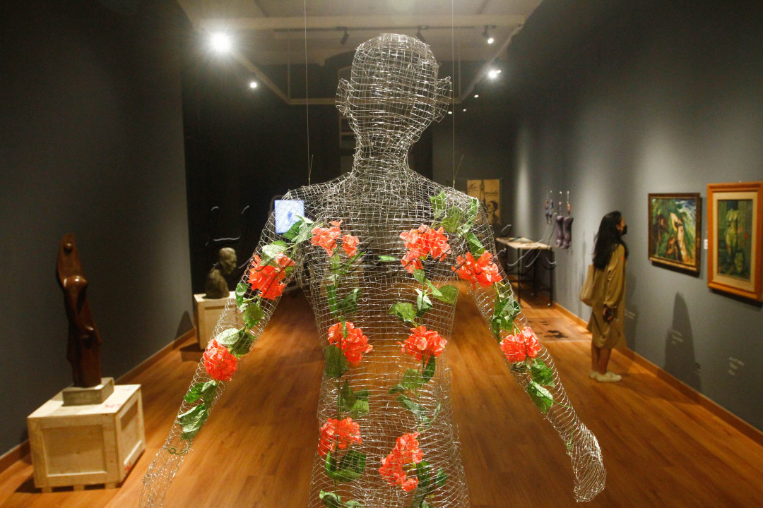 Pengunjung melihat karya seni yang ditampilkan dalam pameran bertajuk Para Sekutu yang Tidak Bisa Berkata Tidak di Galeri Nasional Indonesia, Jakarta, Kamis (3/2). Pameran yang diinisasi oleh Galeri Nasional Indonesia dan Goethe-Institut Indonesien ini berlangsung hingga 27 Februari 2022. Karya seni dalam pameran tersebut merupakan pilihan sejumlah koleksi seni dari Galeri Nasional Indonesia, Hamburger Bahnhof Museum fur Gegenwart Berlin, MAIIAM Contemporary Art Museum, Singapore Art Museum, Museum Seni Rupa dan Keramik, UP Museum Seni, dan beberapa koleksi pribadi serta arsip-arsip bersejarah. <br />
