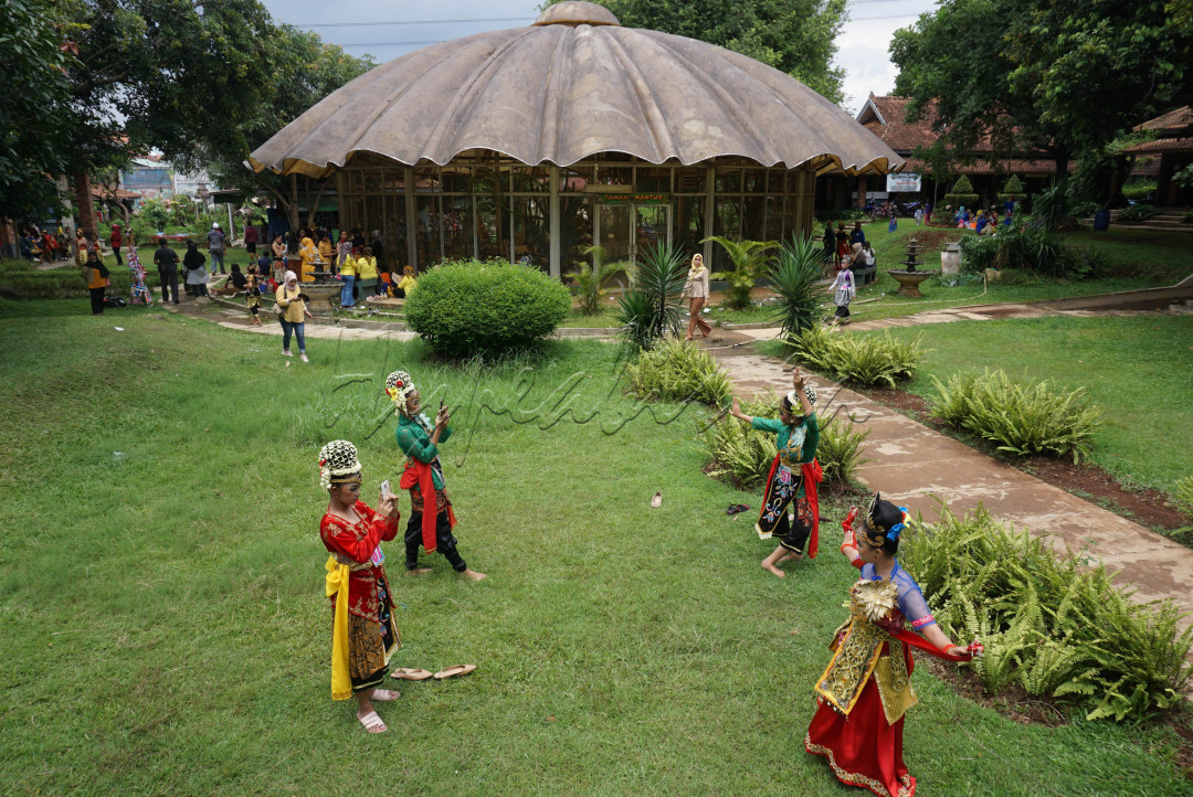 Taman Mini Indonesia Indah (TMII) merupakan suatu kawasan taman wisata bertema budaya Indonesia di Ibukota. TMII mulai dibangun tahun 1972 dan diresmikan pada tanggal 20 April 1975. Memiliki area seluas kurang lebih 150 hektare, maman ini merupakan rangkuman kebudayaan bangsa Indonesia, yang mencakup berbagai aspek kehidupan sehari-hari masyarakat daru 34 provinsi yang ada. Hal tersebut ditampilkan dalam anjungan daerah berarsitektur tradisional, aneka busana, tarian, kuliner, kesenian dan tradisi daerah. Selain itu, terdapat sebuah danau yang menggambarkan miniatur kepulauan Indonesia di tengahnya. 