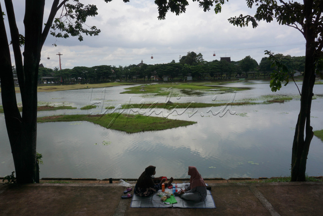 Taman Mini Indonesia Indah (TMII) merupakan suatu kawasan taman wisata bertema budaya Indonesia di Ibukota. TMII mulai dibangun tahun 1972 dan diresmikan pada tanggal 20 April 1975. Memiliki area seluas kurang lebih 150 hektare, maman ini merupakan rangkuman kebudayaan bangsa Indonesia, yang mencakup berbagai aspek kehidupan sehari-hari masyarakat daru 34 provinsi yang ada. Hal tersebut ditampilkan dalam anjungan daerah berarsitektur tradisional, aneka busana, tarian, kuliner, kesenian dan tradisi daerah. Selain itu, terdapat sebuah danau yang menggambarkan miniatur kepulauan Indonesia di tengahnya. 
