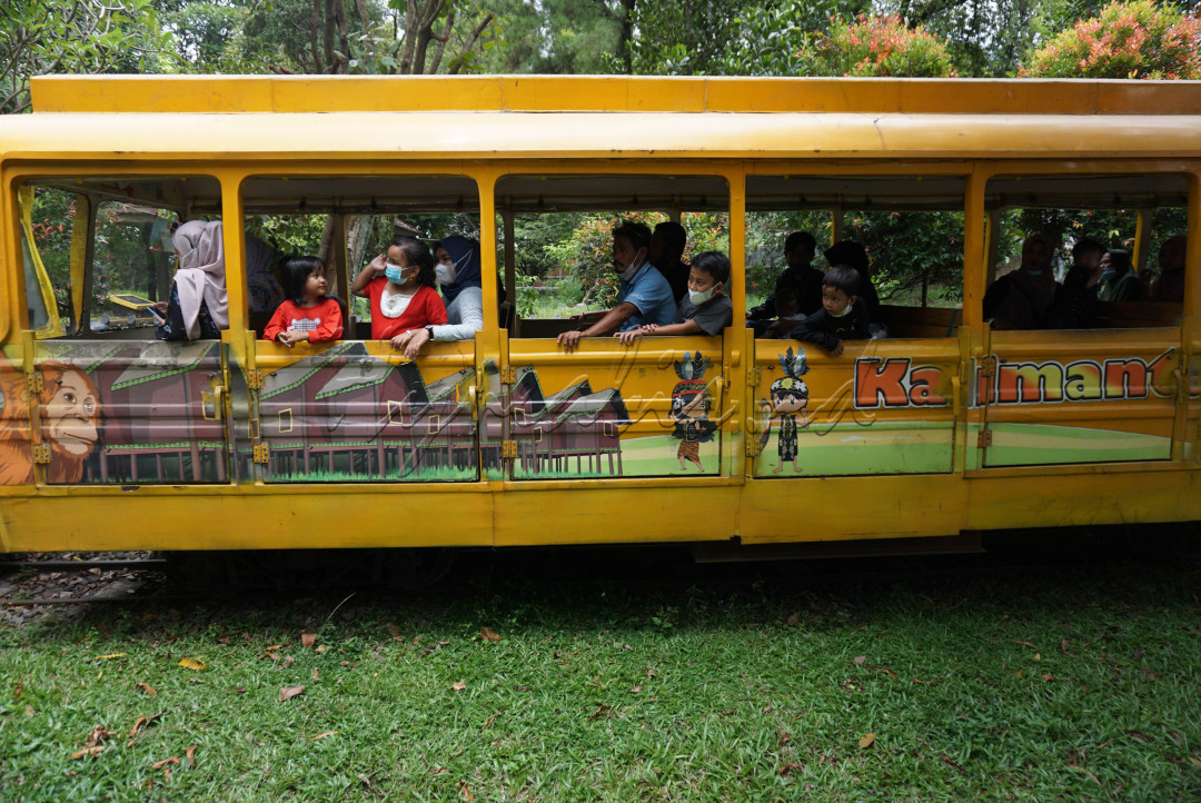 Taman Mini Indonesia Indah (TMII) merupakan suatu kawasan taman wisata bertema budaya Indonesia di Ibukota. TMII mulai dibangun tahun 1972 dan diresmikan pada tanggal 20 April 1975. Memiliki area seluas kurang lebih 150 hektare, maman ini merupakan rangkuman kebudayaan bangsa Indonesia, yang mencakup berbagai aspek kehidupan sehari-hari masyarakat daru 34 provinsi yang ada. Hal tersebut ditampilkan dalam anjungan daerah berarsitektur tradisional, aneka busana, tarian, kuliner, kesenian dan tradisi daerah. Selain itu, terdapat sebuah danau yang menggambarkan miniatur kepulauan Indonesia di tengahnya. 