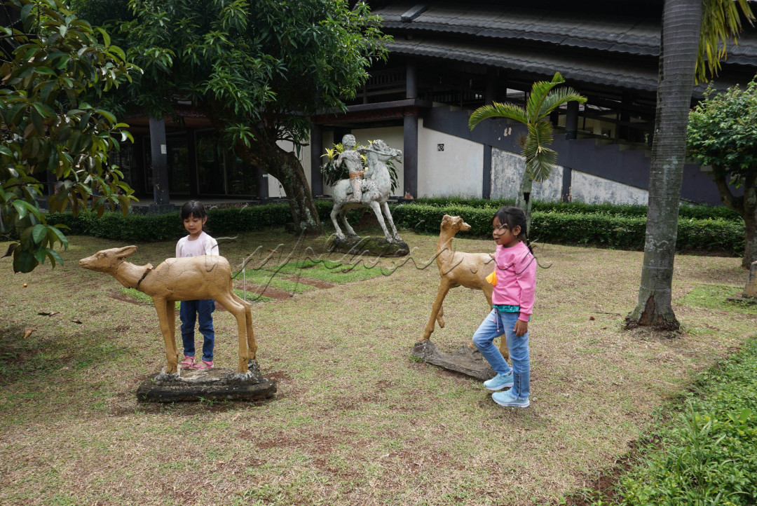 Taman Mini Indonesia Indah (TMII) merupakan suatu kawasan taman wisata bertema budaya Indonesia di Ibukota. TMII mulai dibangun tahun 1972 dan diresmikan pada tanggal 20 April 1975. Memiliki area seluas kurang lebih 150 hektare, maman ini merupakan rangkuman kebudayaan bangsa Indonesia, yang mencakup berbagai aspek kehidupan sehari-hari masyarakat daru 34 provinsi yang ada. Hal tersebut ditampilkan dalam anjungan daerah berarsitektur tradisional, aneka busana, tarian, kuliner, kesenian dan tradisi daerah. Selain itu, terdapat sebuah danau yang menggambarkan miniatur kepulauan Indonesia di tengahnya. 