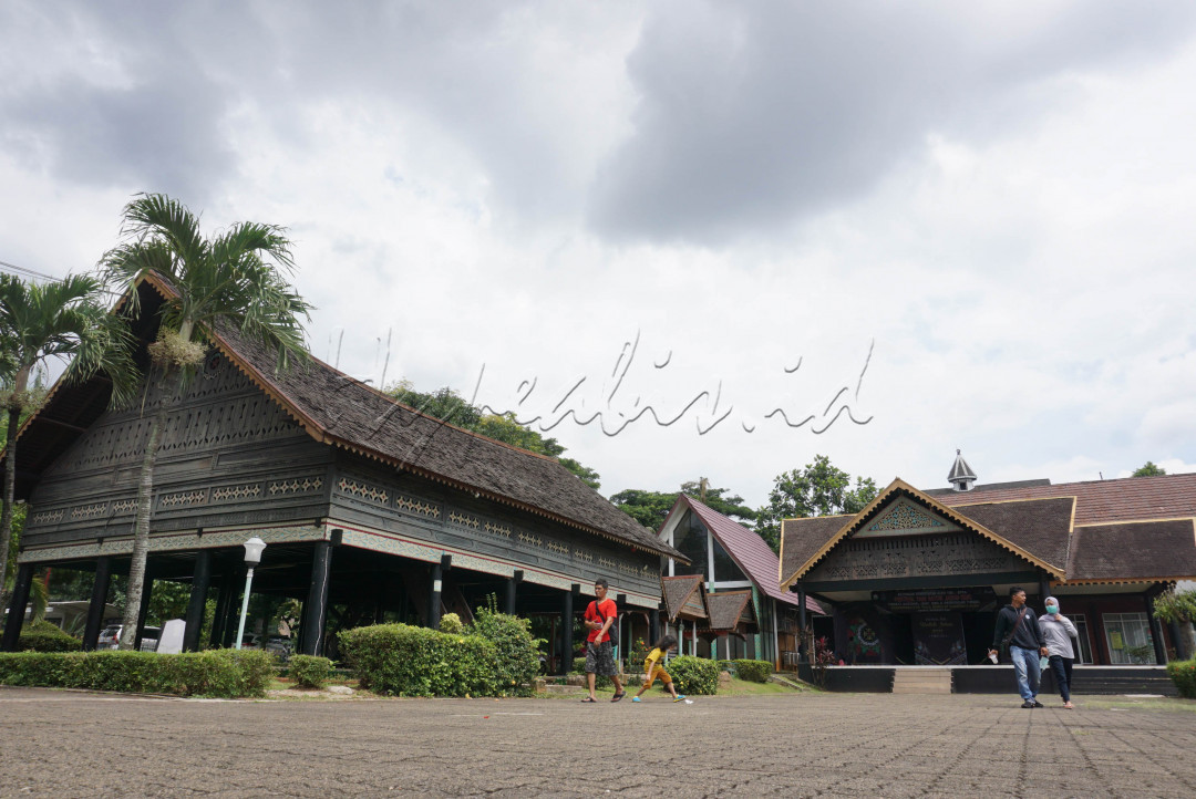 Taman Mini Indonesia Indah (TMII) merupakan suatu kawasan taman wisata bertema budaya Indonesia di Ibukota. TMII mulai dibangun tahun 1972 dan diresmikan pada tanggal 20 April 1975. Memiliki area seluas kurang lebih 150 hektare, maman ini merupakan rangkuman kebudayaan bangsa Indonesia, yang mencakup berbagai aspek kehidupan sehari-hari masyarakat daru 34 provinsi yang ada. Hal tersebut ditampilkan dalam anjungan daerah berarsitektur tradisional, aneka busana, tarian, kuliner, kesenian dan tradisi daerah. Selain itu, terdapat sebuah danau yang menggambarkan miniatur kepulauan Indonesia di tengahnya. 