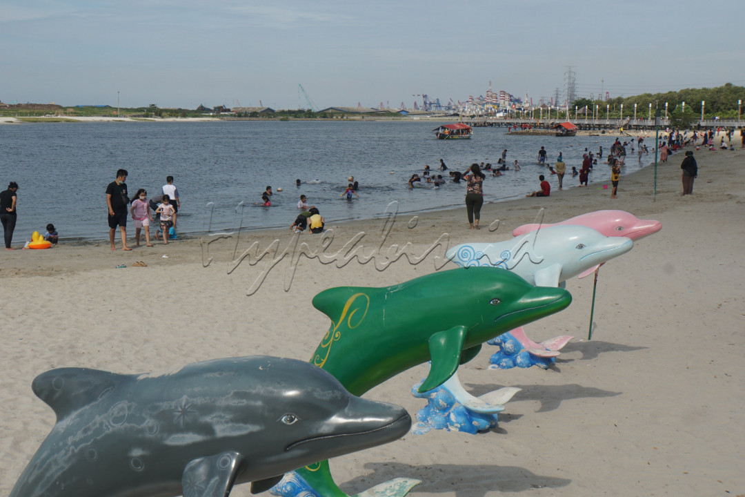 Taman Impian Jaya Ancol merupakan sebuah objek wisata di Jakarta Utara. Tempat wisata ini berdiri pada tahun 1966 dengan luas area 552 hektar. Ancol memiliki 5 pantai yakni Pantai Festival, Indah, Elok, Ria dan Carnival Beach Club serta Danau Impian sepanjang kurang lebih 5 km. Terdapat area Beach Park di Pantai Lagoon yang berisi permainan watersport seperti Banana Boat, Donut Boat, Kayak, Swan Pedal Boat dan Permainan Aqua Fun. 