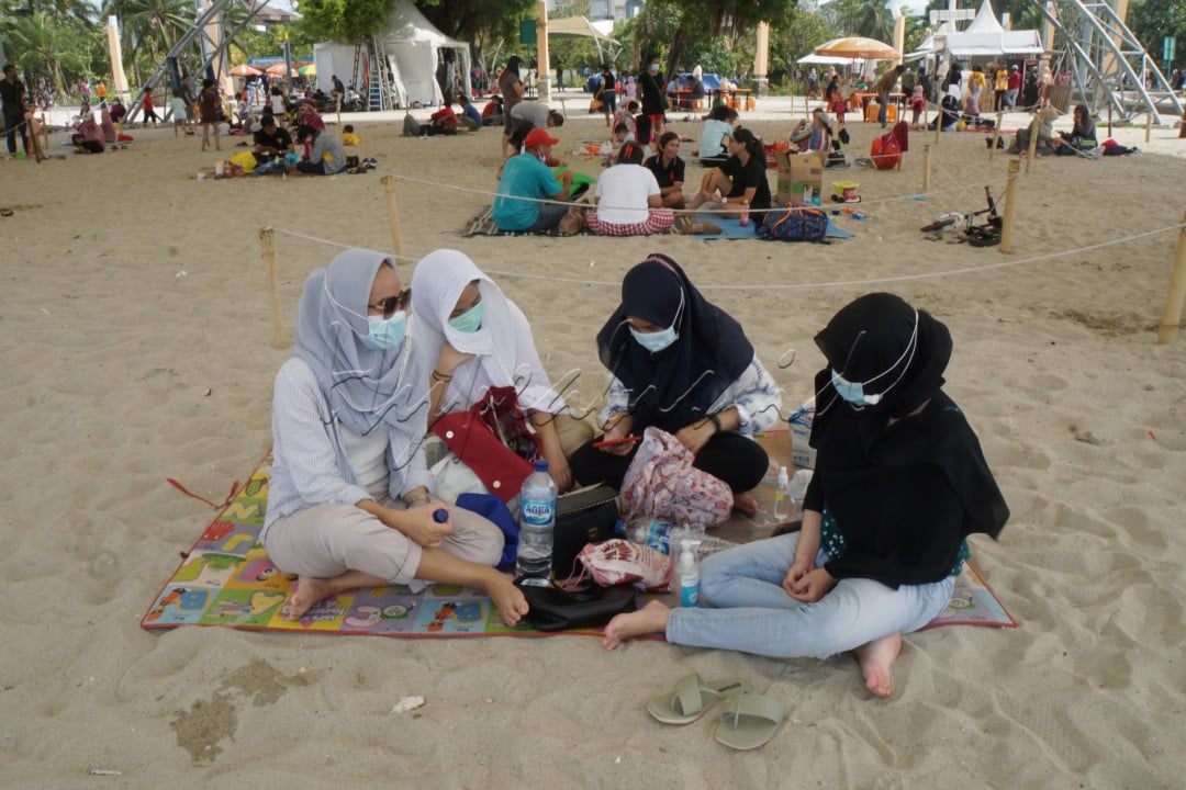 Taman Impian Jaya Ancol merupakan sebuah objek wisata di Jakarta Utara. Tempat wisata ini berdiri pada tahun 1966 dengan luas area 552 hektar. Ancol memiliki 5 pantai yakni Pantai Festival, Indah, Elok, Ria dan Carnival Beach Club serta Danau Impian sepanjang kurang lebih 5 km. Terdapat area Beach Park di Pantai Lagoon yang berisi permainan watersport seperti Banana Boat, Donut Boat, Kayak, Swan Pedal Boat dan Permainan Aqua Fun. 
