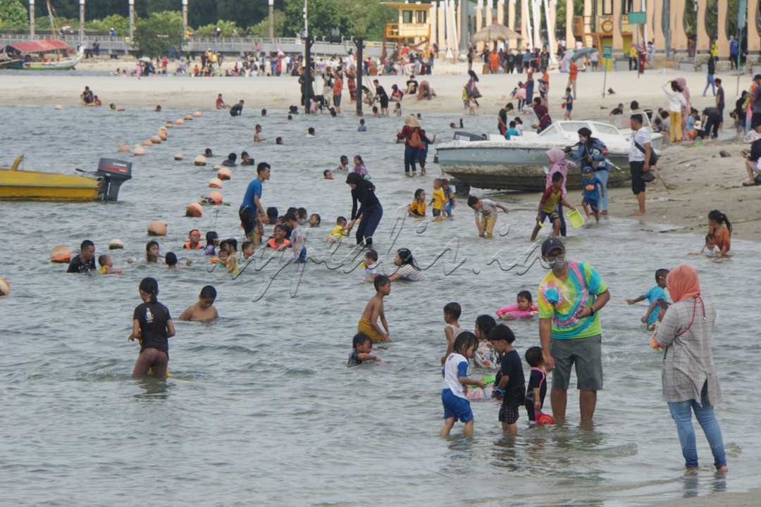 Taman Impian Jaya Ancol merupakan sebuah objek wisata di Jakarta Utara. Tempat wisata ini berdiri pada tahun 1966 dengan luas area 552 hektar. Ancol memiliki 5 pantai yakni Pantai Festival, Indah, Elok, Ria dan Carnival Beach Club serta Danau Impian sepanjang kurang lebih 5 km. Terdapat area Beach Park di Pantai Lagoon yang berisi permainan watersport seperti Banana Boat, Donut Boat, Kayak, Swan Pedal Boat dan Permainan Aqua Fun. 