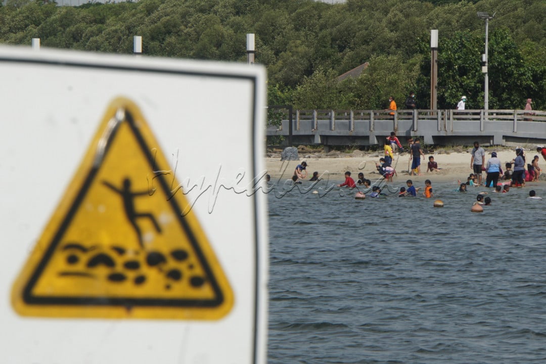 Taman Impian Jaya Ancol merupakan sebuah objek wisata di Jakarta Utara. Tempat wisata ini berdiri pada tahun 1966 dengan luas area 552 hektar. Ancol memiliki 5 pantai yakni Pantai Festival, Indah, Elok, Ria dan Carnival Beach Club serta Danau Impian sepanjang kurang lebih 5 km. Terdapat area Beach Park di Pantai Lagoon yang berisi permainan watersport seperti Banana Boat, Donut Boat, Kayak, Swan Pedal Boat dan Permainan Aqua Fun. 