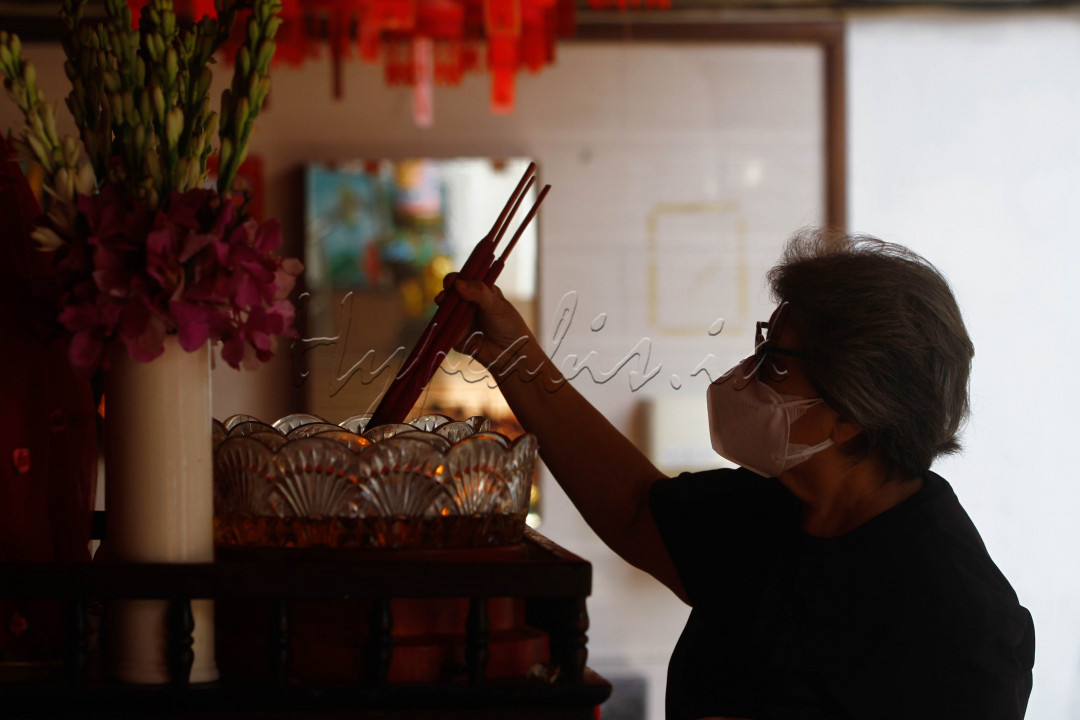 <div>Warga Tionghoa membakar dupa sebelum bersembahyang saat Cap Go Meh di Vihara Amurva Bhumi, Jakarta, Selasa (15/2). Perayaan Cap Go Meh tahun ini ditiadakan sebagai upaya menekan penyebaran virus Covid-19 varian Omicron saat penerapan PPKM Level 3. </div>