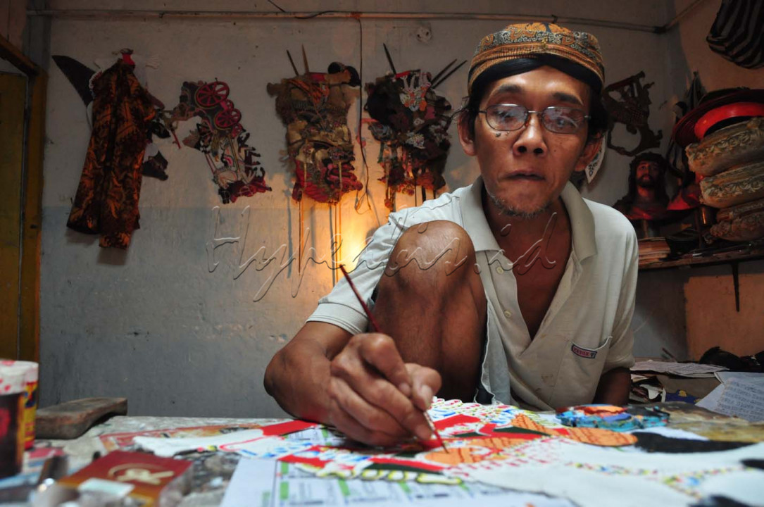 Wayang kulit dibuat dari bahan kulit sapi yang sudah diproses menjadi kulit lembaran, per buah wayang membutuhkan sekitar ukuran 50 x 30 cm kulit lembaran yang kemudian dipahat dengan peralatan.