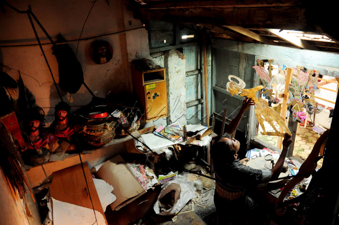 <div>Joko Purwanto sedang menyelesaikan pembuatan wayang kulit di ruang kerjanya. Wayang kulit merupakan budaya asli Indonesia yang telah mendapat predikat sebagai Masterpiece of Oral and Intangible Heritage of Humanity dari UNESCO.</div>