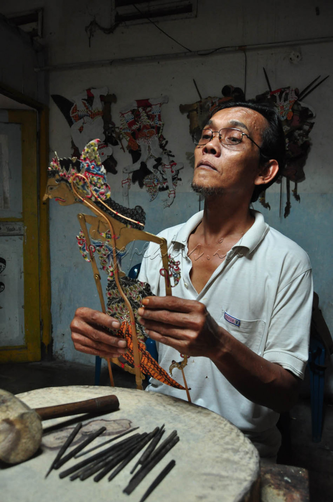 Dalam seni wayang kulit, kisah-kisah Mahabharata dan Ramayana menjadi salah satu tema populer di Indonesia. Tetapi dalam perkembangannya, sumber inspirasi pertunjukkan seni wayang itu sangat kaya dan beraneka ragam.