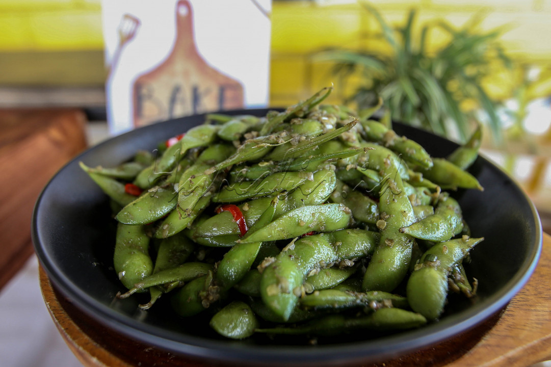 Edamame Cabai Garam merupakan fusion food kolaborasi dengan Sapapua Sagu serta Edashi Edamame. Invoasi dilakukan dengan mengolah sagu menjadi berbagai kreasi menu fusion food.