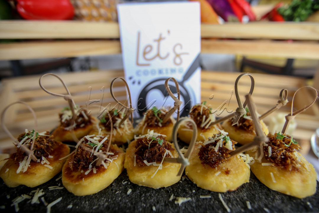 Colenak Cheese merupakan fusion food kolaborasi dengan Sapapua Sagu serta Edashi Edamame. Invoasi dilakukan dengan mengolah sagu menjadi berbagai kreasi menu fusion food.