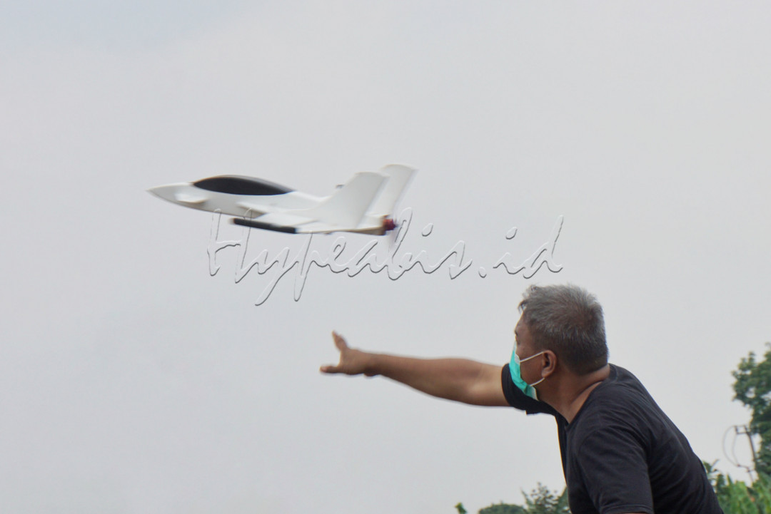 <div>Pecinta aeromodelling yang tergabung dalam Nomad Aeromodelling Club (NAC) berkumpul bersama di Lapangan Rangkapan Jaya Baru, Depok.</div>