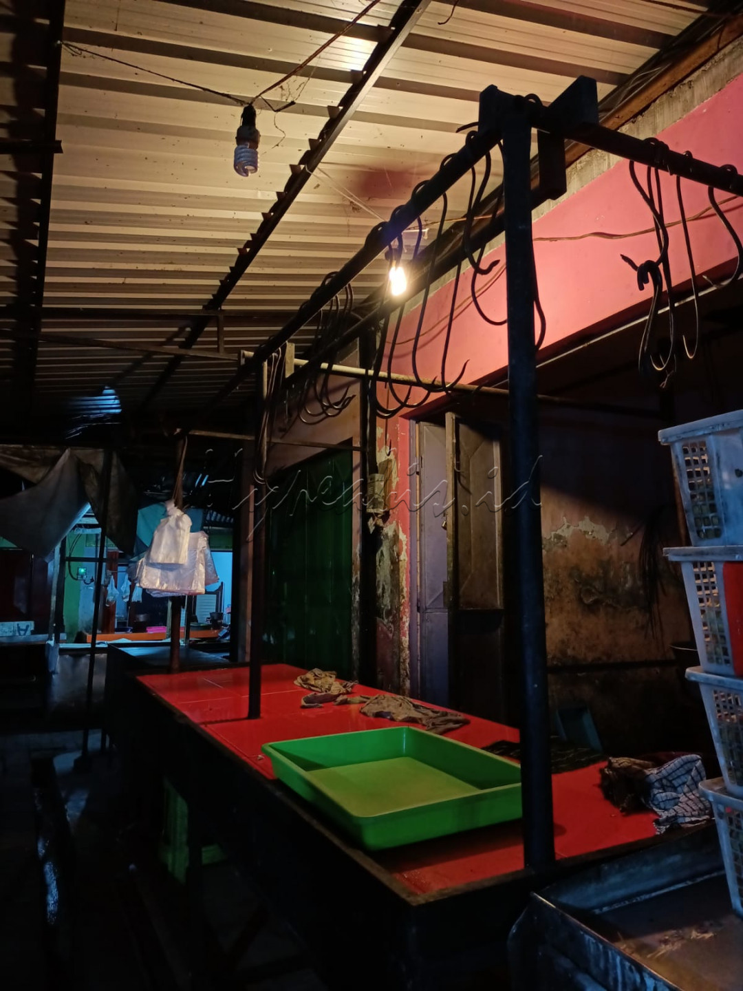 Salah satu kios di Pasar Landungsari, Malang, Jawa Timur yang bersiap untuk menjajakan dagangan.