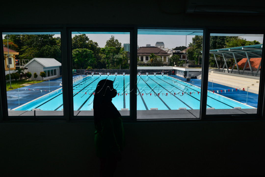 Petugas beraktivitas di area kolam renang Gelanggang Remaja Jakarta Selatan (GRJS), Jakarta.