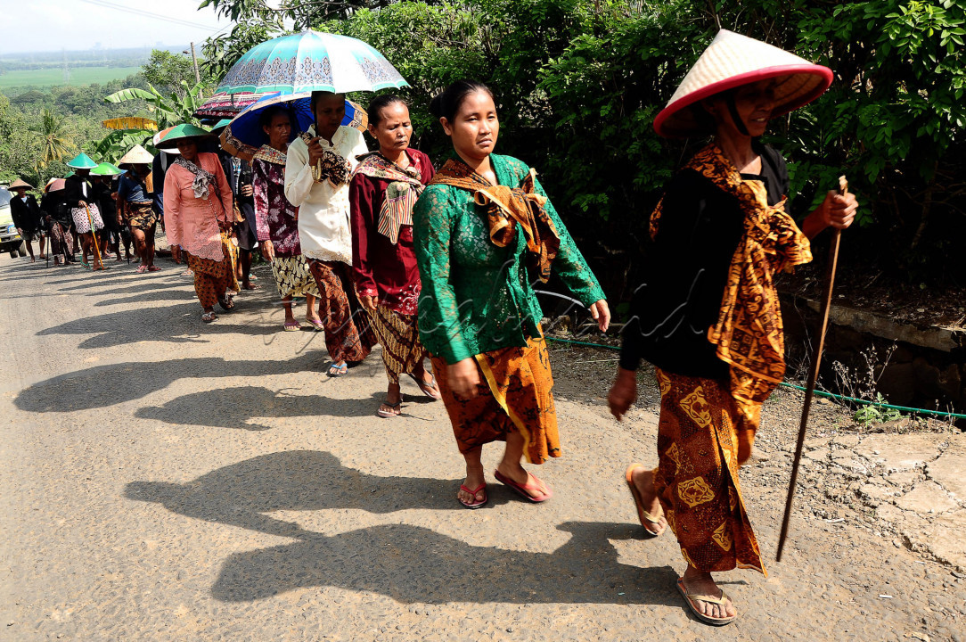 Ratusan warga komunitas adat Banokeling tak terkecuali kaum perempuan melakukan laku berupa berjalan kaki puluhan kilo meter dari kampung mereka menuju kompleks pemakaman leluhur mereka di Desa Pekuncen, Kecamatan Jatilawang, Kabupaten Banyumas, Jawa Tengah.
<div> </div>