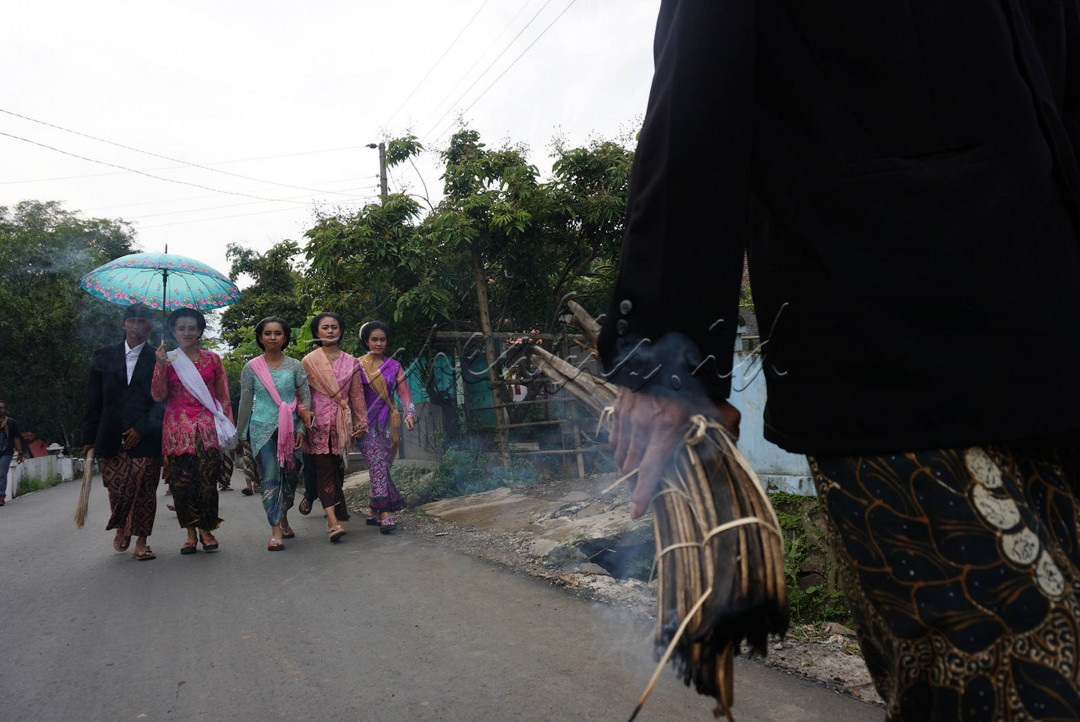 Ratusan perempuan ini berbalut kemban dengan selendang melingkari pundak. Dalam keheningan, satu per satu menjalankan ritual unggah-unggahan, mendoakan leluhur, membersihkan batin sebelum Ramadan. Mereka berjajar rapi, di kompleks makam Banokeling.
<div> </div>