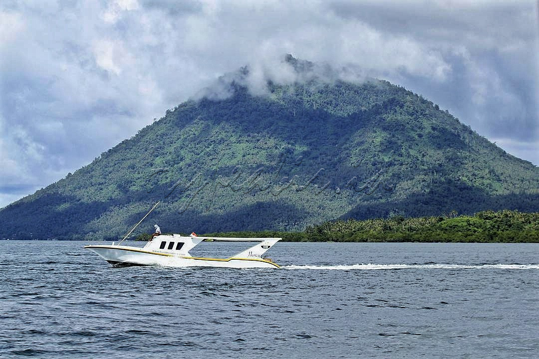 Perahu wisata melintasi perairan Bunaken, Manado, Sulawesi Utara. Perahu menjadi andalan transportasi di Taman Nasional Bunaken yang berada di Teluk Manado - Sulawesi Utara dengan luas sekitar 8,08 km persegi, keindahan taman bawah laut Bunaken menjadikan magnet kuat bagi para wisatawan untuk berkunjung Bunaken.<!--/data/user/0/com.samsung.android.app.notes/files/clipdata/clipdata_bodytext_220427_023605_793.sdocx-->