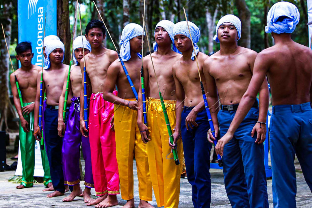 Kesenian asli Belitung yang sudah ada sejak zaman dahulu ini biasanya dijadikan sebagai ajang untuk mengukur keberanian para pendekar, tetapi sekarang permainan ini dimainkan sebagai hiburan dalam festival tradisional