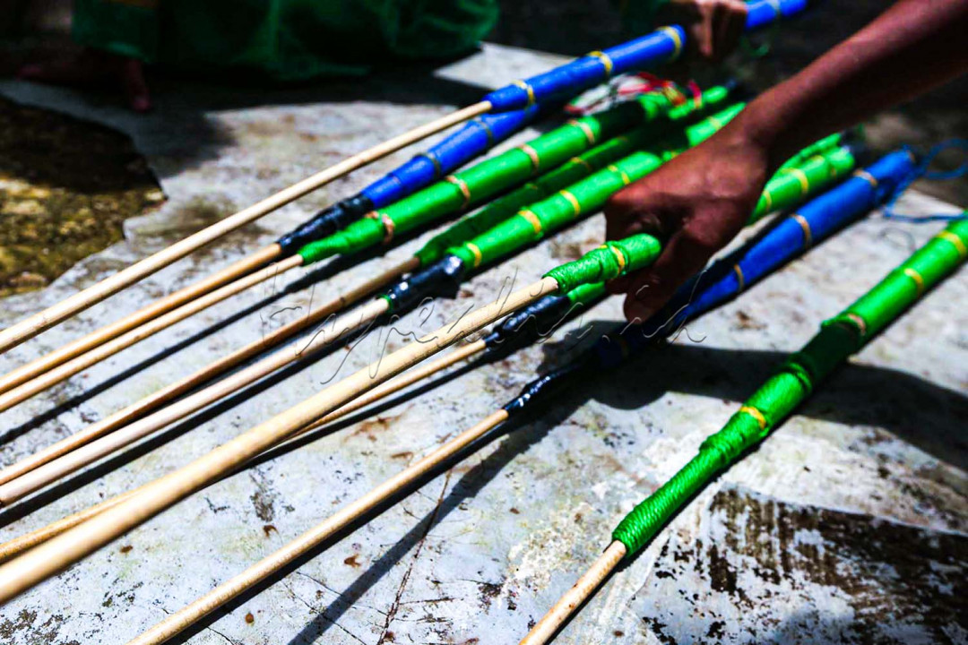 Dengan bertelanjang dada dan ikat kepala kedua saling mengandalkan keahliannya dalam menangkis dan saling pukul bagian belakang tubuh lawan tanpa menghiraukan luka dipunggung yang membiru. 
