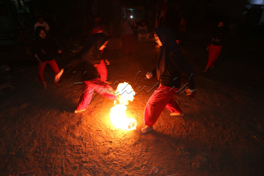 Dari sebuah lapangan, anak-anak yang tergabung dalam Majelis Taklim Arrahman berlari mengejar dan berebut bola yang diselimuti bara api. Menggiring bola api yang berkobar-kobar ke arah gawang lawan. Saling berusaha menembus benteng pertahanan lawan. Mencetak poin dengan memasukkan bola ke gawang dengan kaki telanjang.<br />
