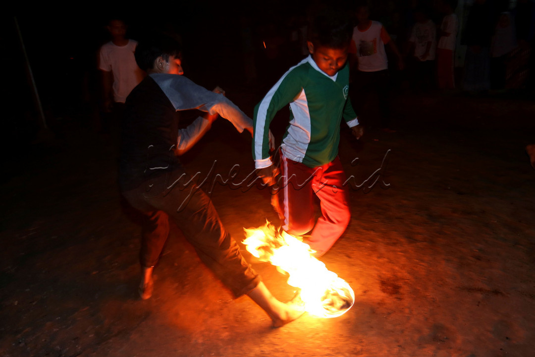 Permainan ini dilakukan oleh dua tim dengan menggunakan bola api. Permainan ini benar-benar melatih keberanian. Selain itu permainan sepak bola api ini memperkuat kebersamaan, dengan mengutamakan sportivitas juga kekompakan.<br />
