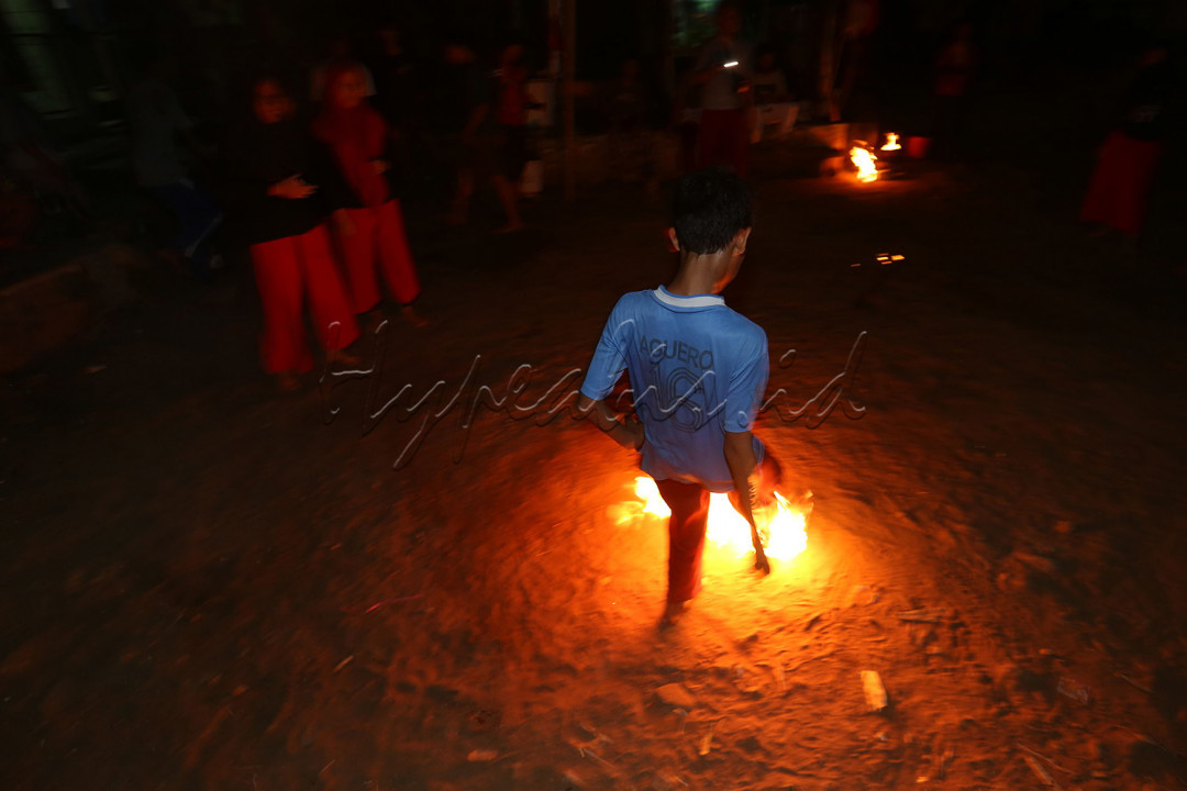 Permainan sepak bola api merupakan permainan tradisional khas nusantara yang biasanya dimainkan pada malam hari, khususnya malam hari besar Islam.<br />
