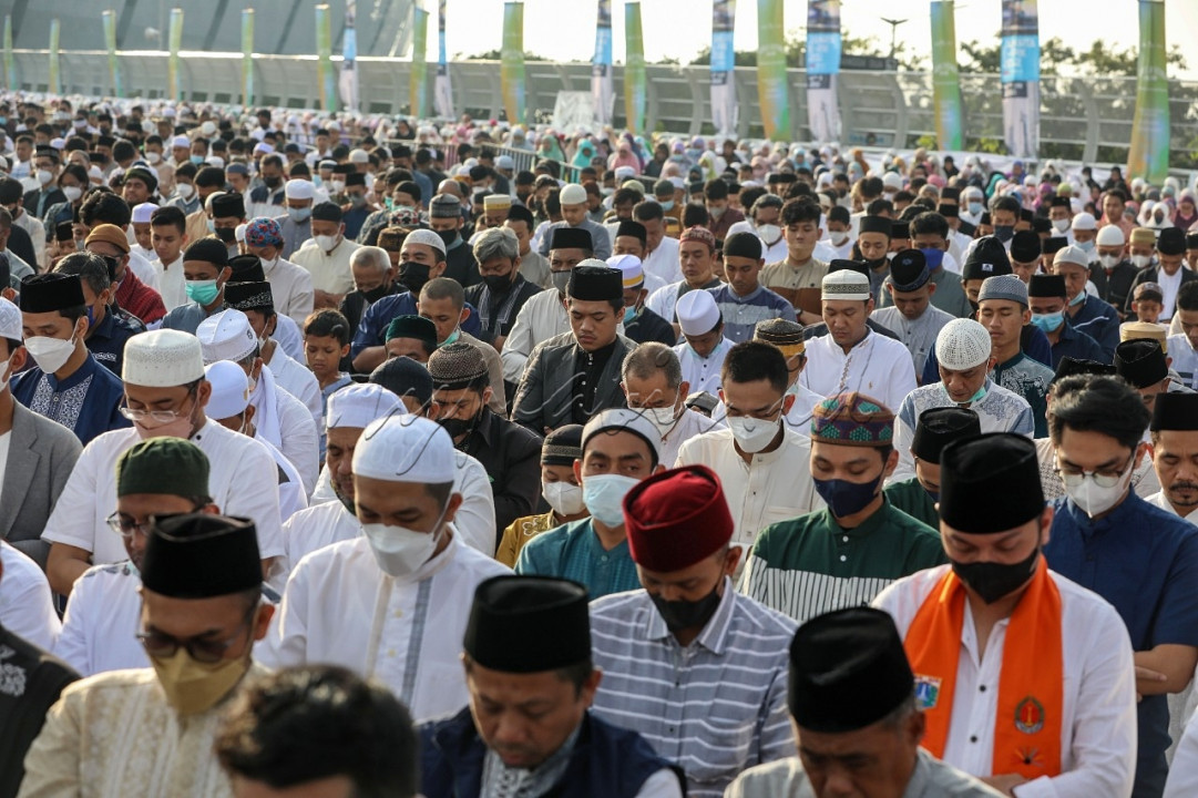 <br />
<br />
Umat Muslim melaksanakan Salat Idulfitri 1 Syawal 1443 H di Jakarta International Stadium (JIS), Jakarta, Senin (2/5/2022). Pemerintah Provinsi DKI Jakarta untuk pertama kalinya menggelar ibadah salat Idulfitri di Jakarta International Stadium (JIS) yang diikuti oleh ribuan jemaah.