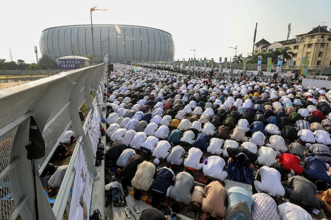 <br />
<br />
Umat Muslim melaksanakan Salat Idulfitri 1 Syawal 1443 H di Jakarta International Stadium (JIS), Jakarta, Senin (2/5/2022). Pemerintah Provinsi DKI Jakarta untuk pertama kalinya menggelar ibadah salat Idulfitri di Jakarta International Stadium (JIS) yang diikuti oleh ribuan jemaah.