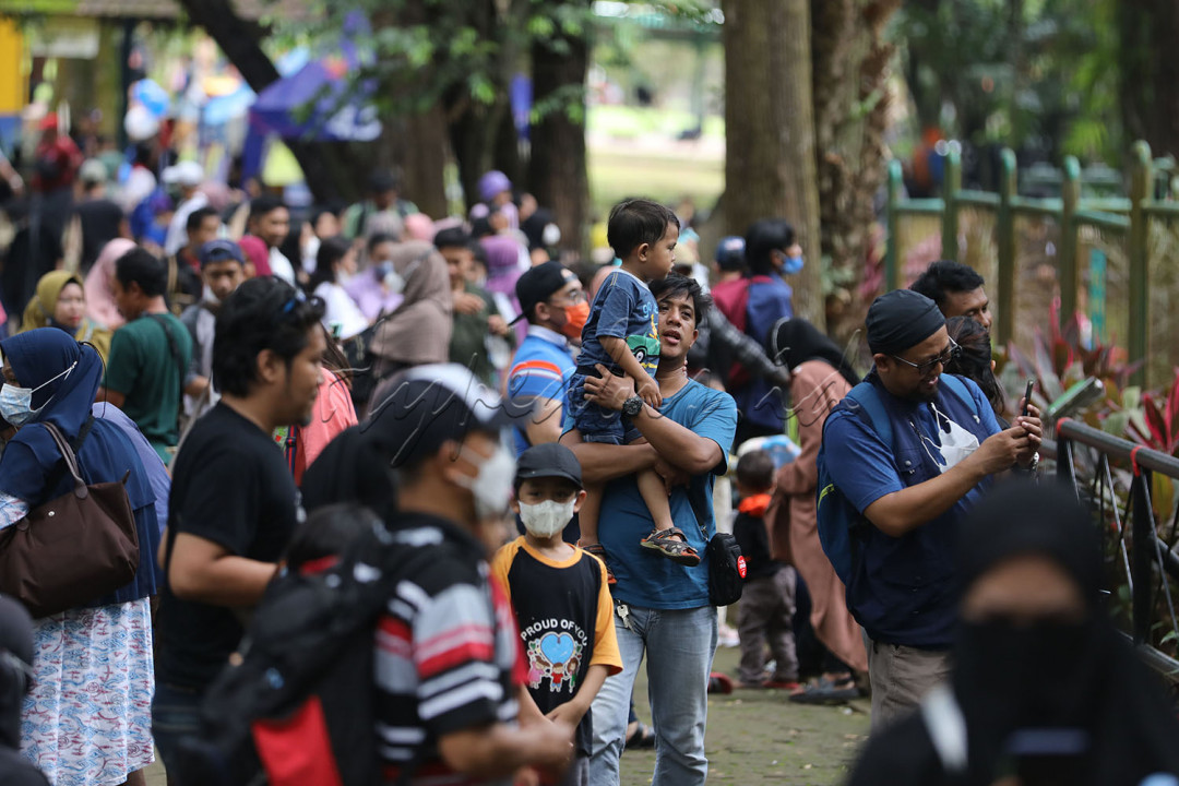 Pengunjung memadati Taman Margasatwa Ragunan, Jakarta, Selasa (3/5/2022). Warga Jakarta dan sekitarnya memanfaatkan libur Idulfitri 1443 H untuk berekreasi bersama keluarga ke tempat-tempat wisata di Ibu Kota. <br />
