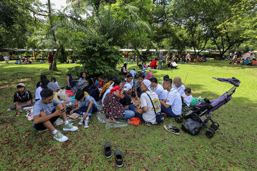 Pengunjung bersantai di Taman Margasatwa Ragunan, Jakarta, Selasa (3/5/2022). Warga Jakarta dan sekitarnya memanfaatkan libur Idulfitri 1443 H untuk berekreasi bersama keluarga ke tempat-tempat wisata di Ibu Kota. <br />
