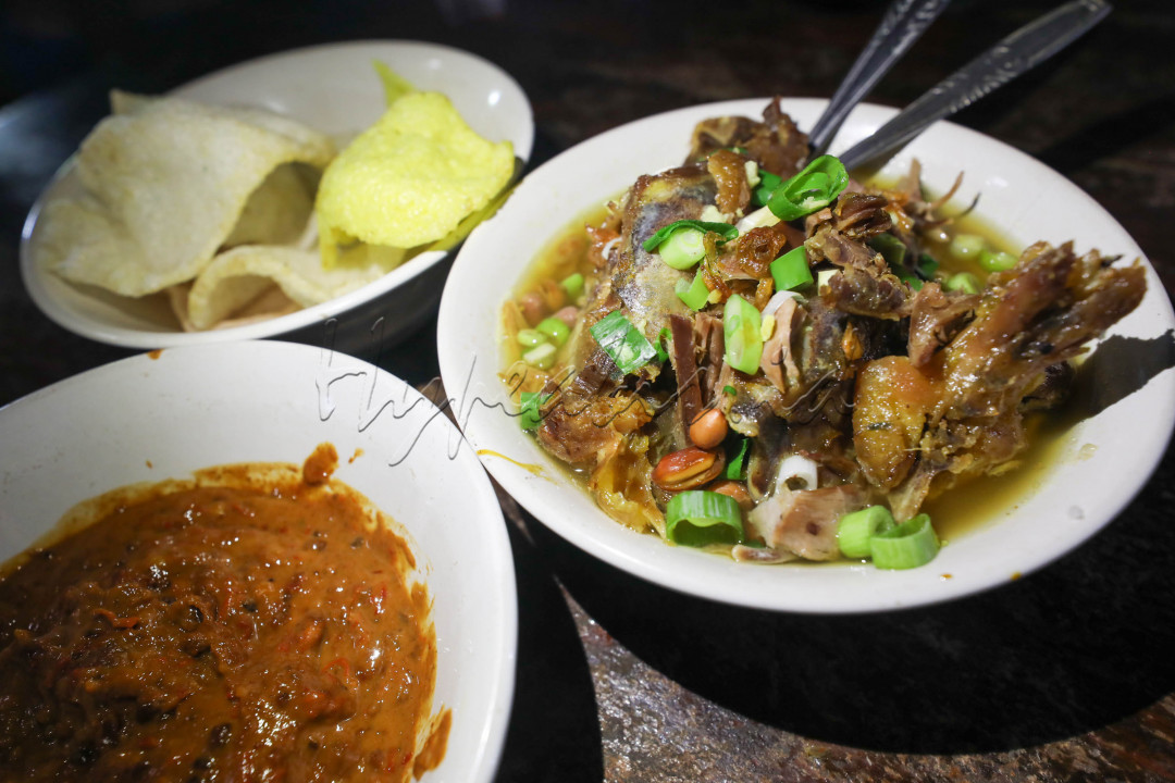 Nusantara memiliki beragam soto, dari mulai timur hingga barat semua memiliki soto yang khas. Tak terkecuali di Banyumas, terdapat satu soto yang lengendaris. Soto Bonjok namanya.